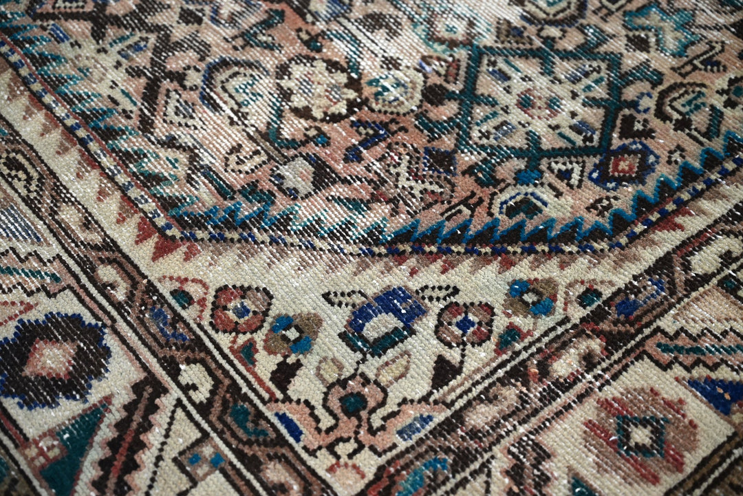 brown Large rug 5' 0" x 9' 8"