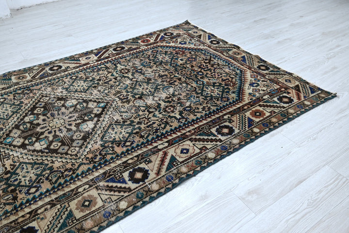 brown Large rug 5' 0" x 9' 8"
