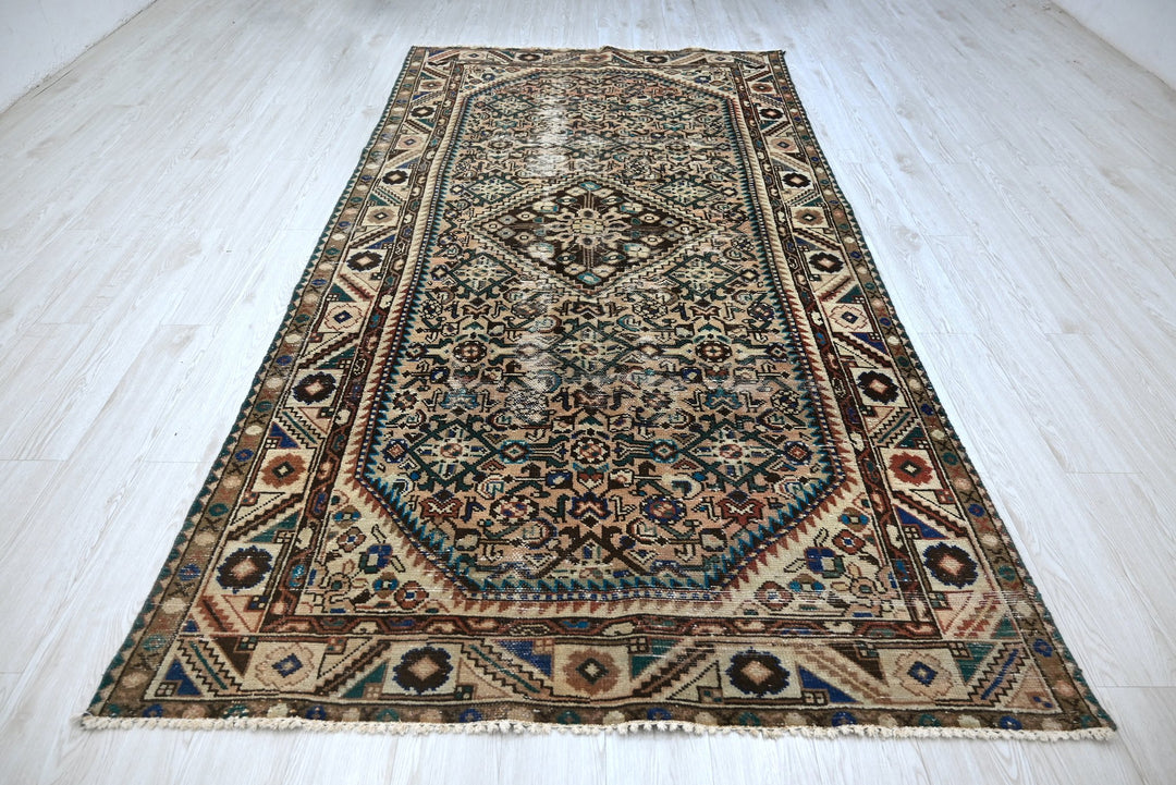 brown Large rug 5' 0" x 9' 8"