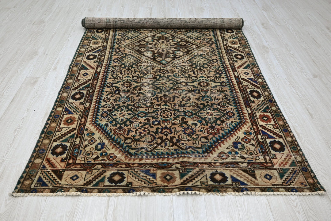 brown Large rug 5' 0" x 9' 8"