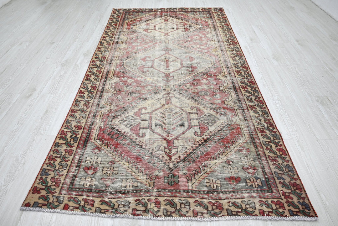 brown Large rug 4' 9" x 9' 8"