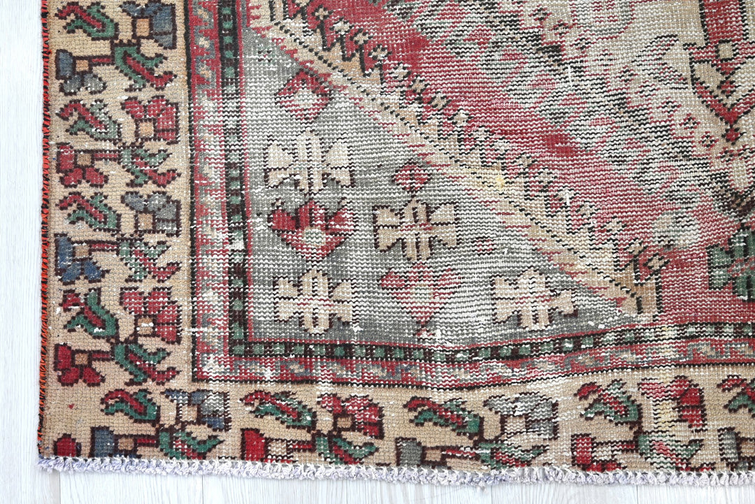 brown Large rug 4' 9" x 9' 8"