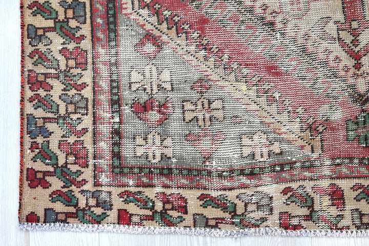 brown Large rug 4' 9" x 9' 8"