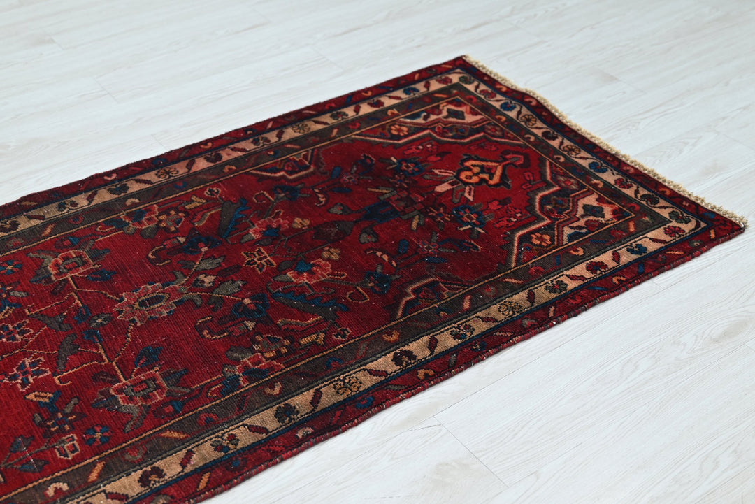 red Runner rug 2' 6" x 8' 4"