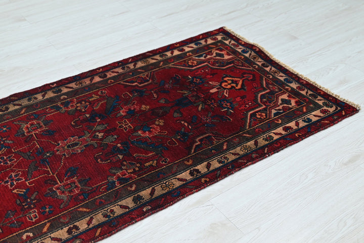 red Runner rug 2' 6" x 8' 4"