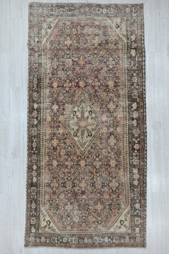 brown Large rug 4' 8" x 10' 4"