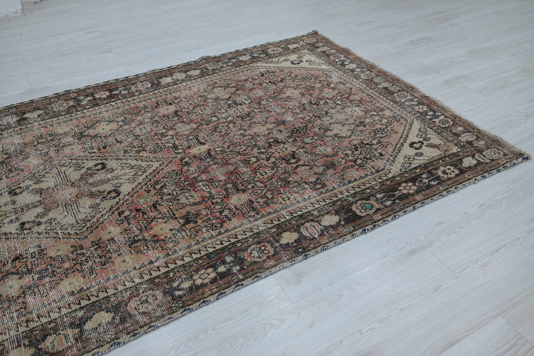 brown Large rug 4' 8" x 10' 4"