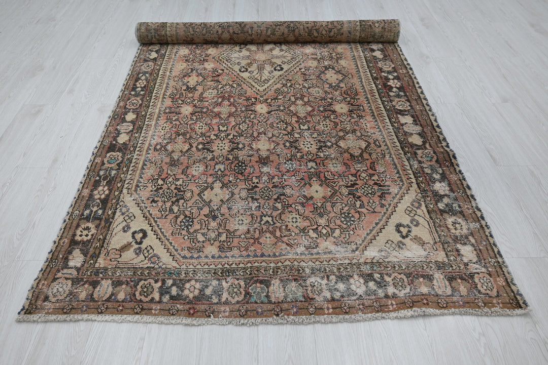 brown Large rug 4' 8" x 10' 4"