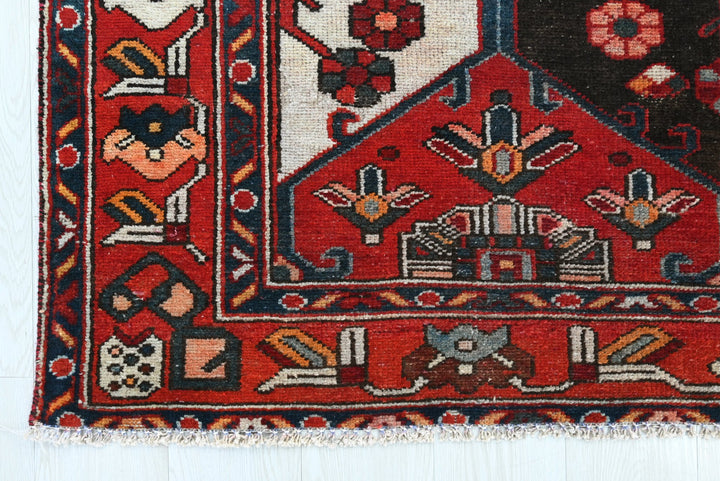 red Large rug 5' 4" x 9' 11"