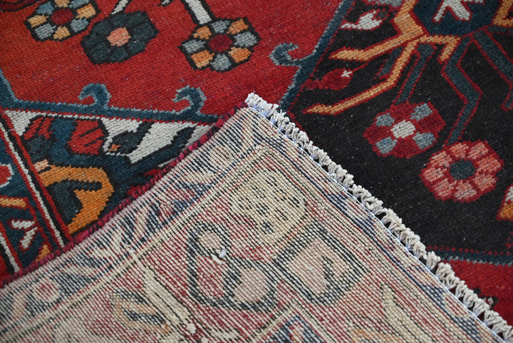 red Large rug 5' 4" x 9' 11"