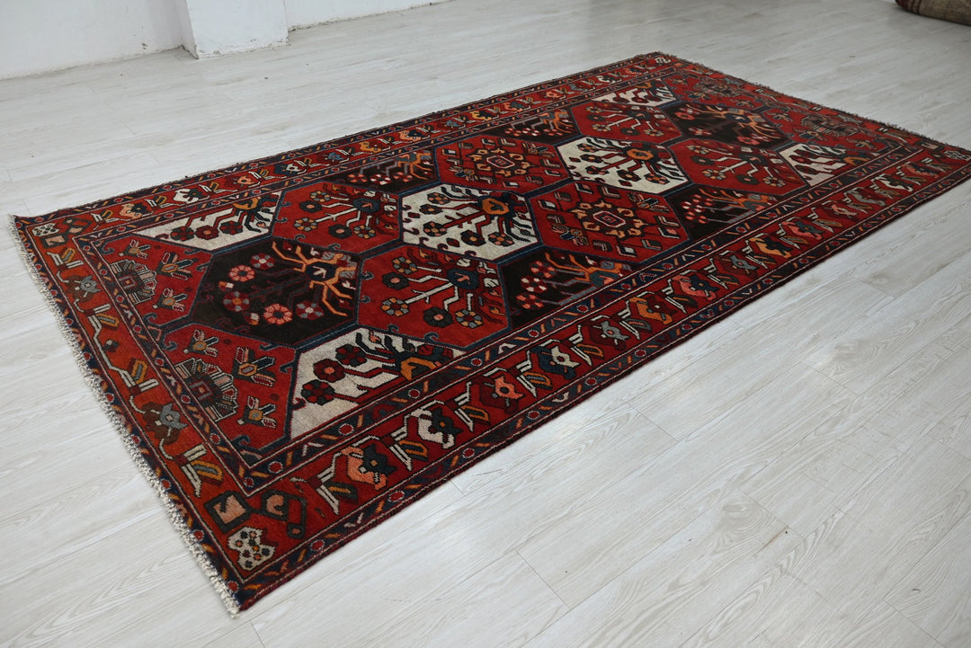 red Large rug 5' 4" x 9' 11"