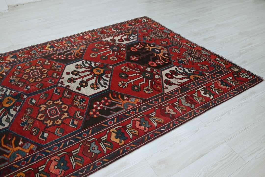 red Large rug 5' 4" x 9' 11"