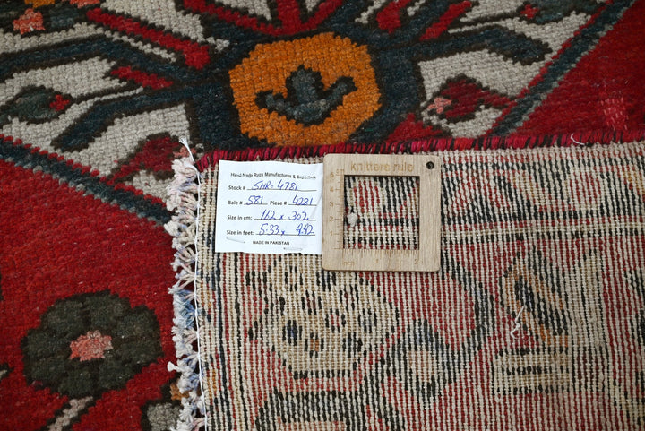 red Large rug 5' 4" x 9' 11"