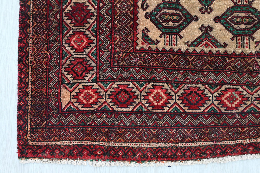 brown Accent rug 4' 0" x 5' 9"