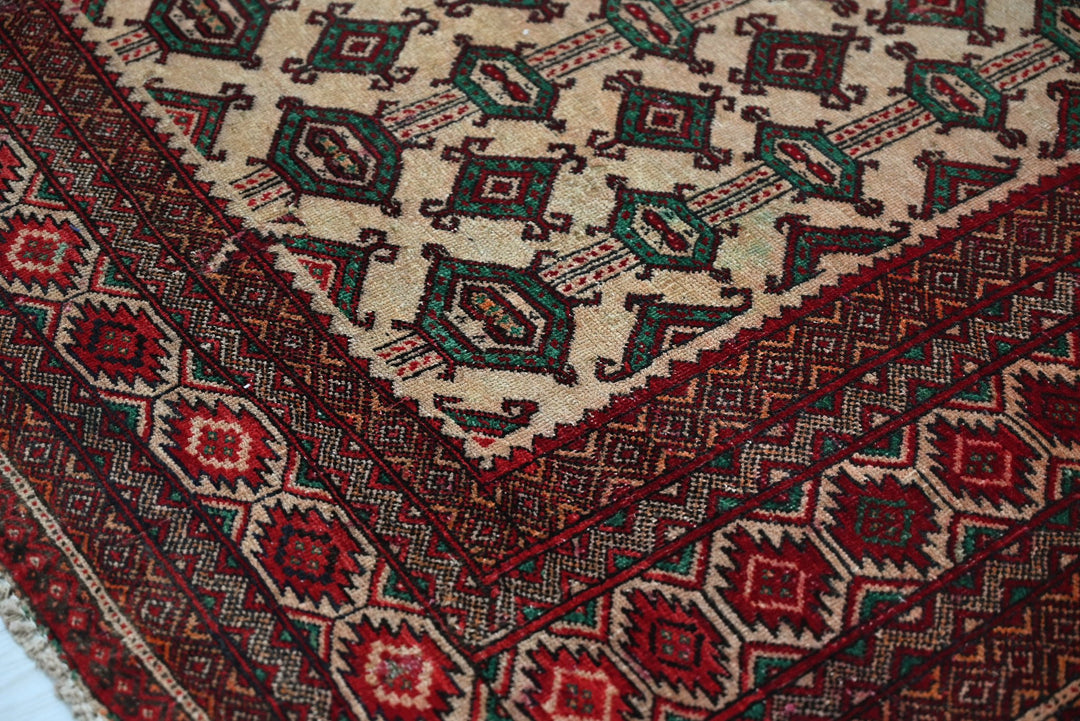 brown Accent rug 4' 0" x 5' 9"