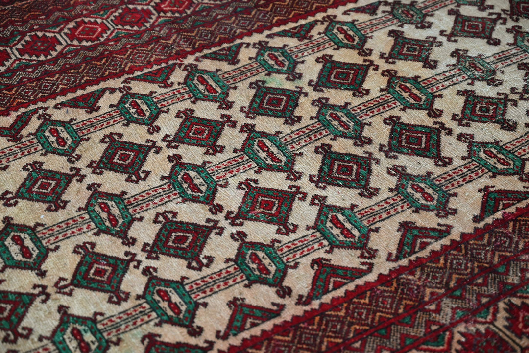 brown Accent rug 4' 0" x 5' 9"