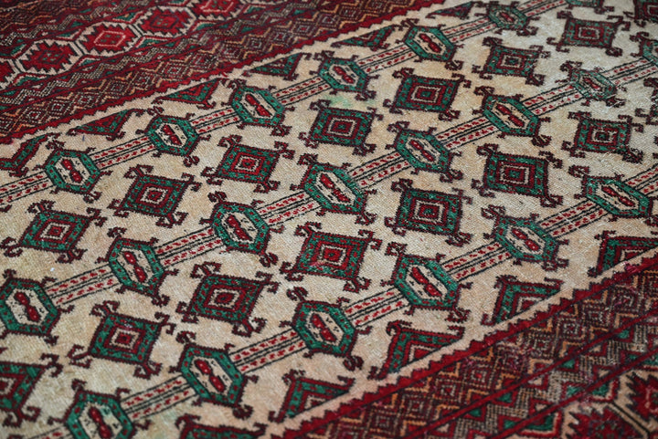brown Accent rug 4' 0" x 5' 9"