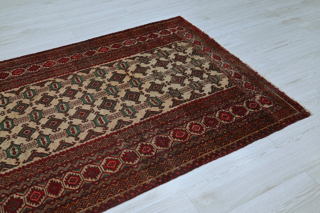brown Accent rug 4' 0" x 5' 9"