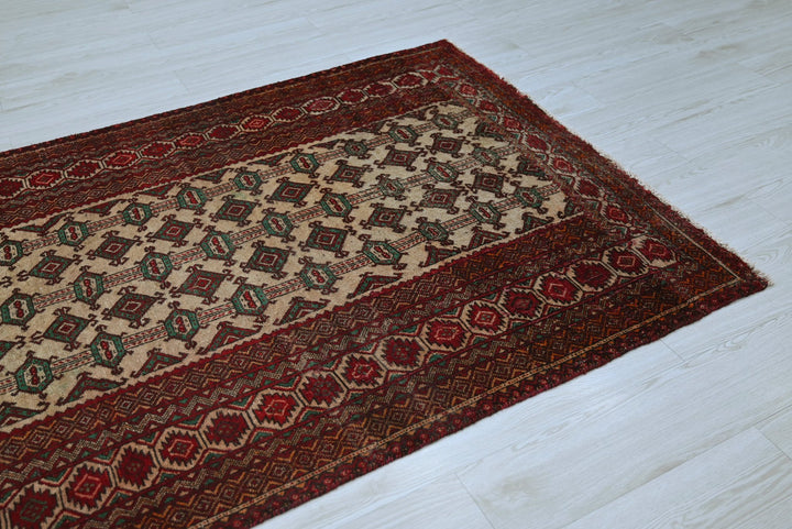 brown Accent rug 4' 0" x 5' 9"