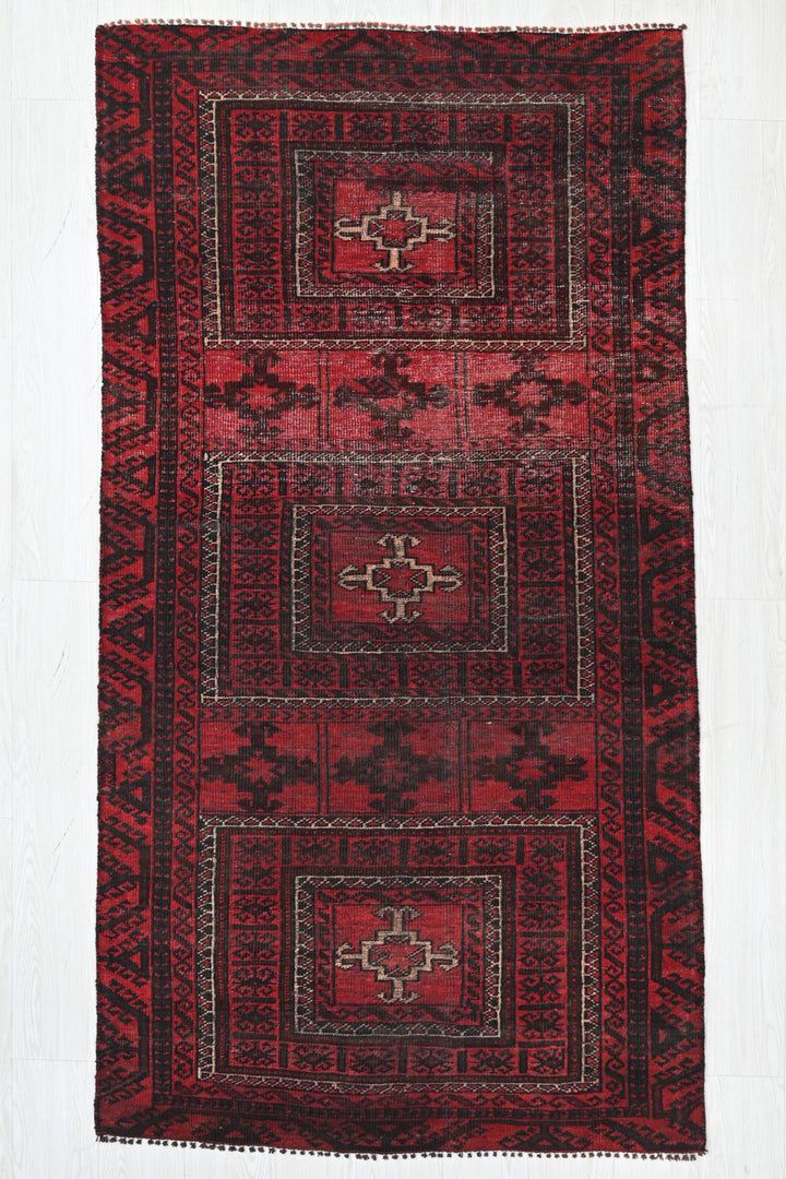 red Medium rug 3' 5" x 7' 0"