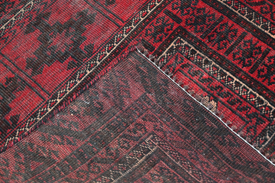red Medium rug 3' 5" x 7' 0"