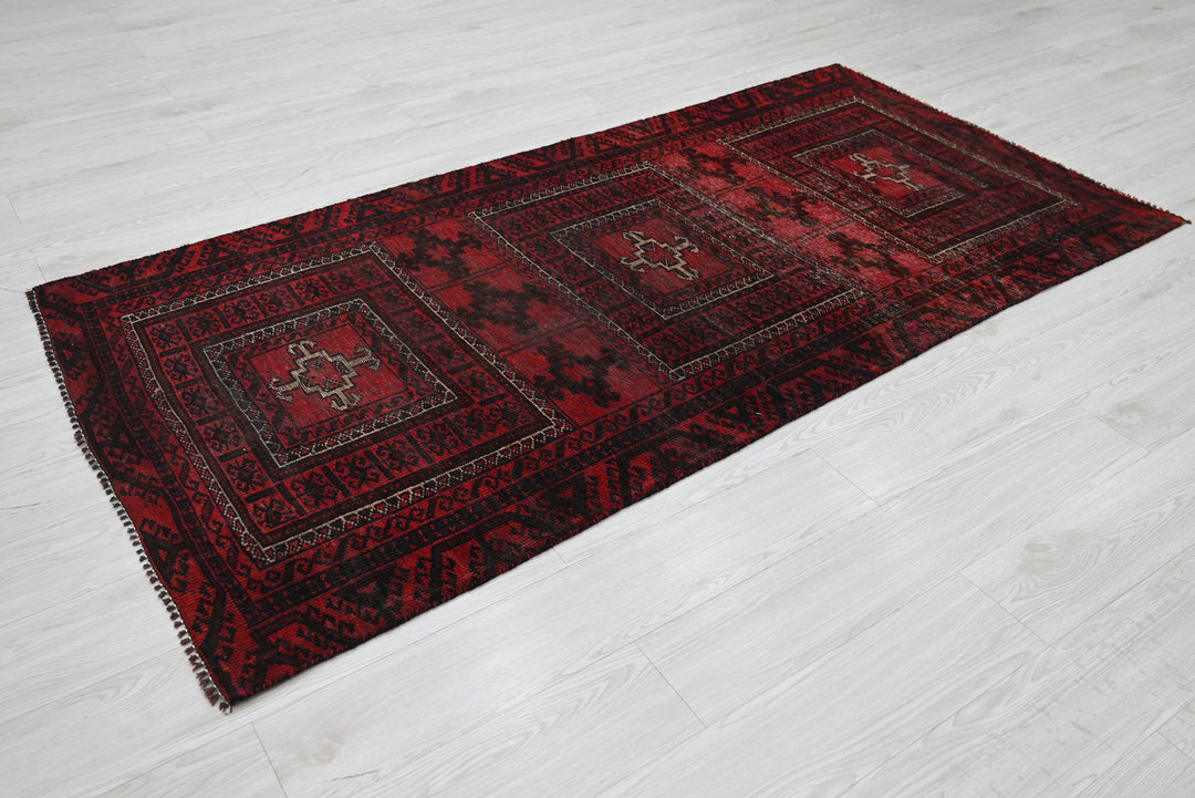 red Medium rug 3' 5" x 7' 0"
