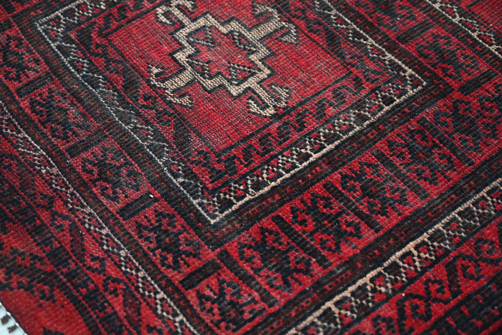 red Medium rug 3' 5" x 7' 0"