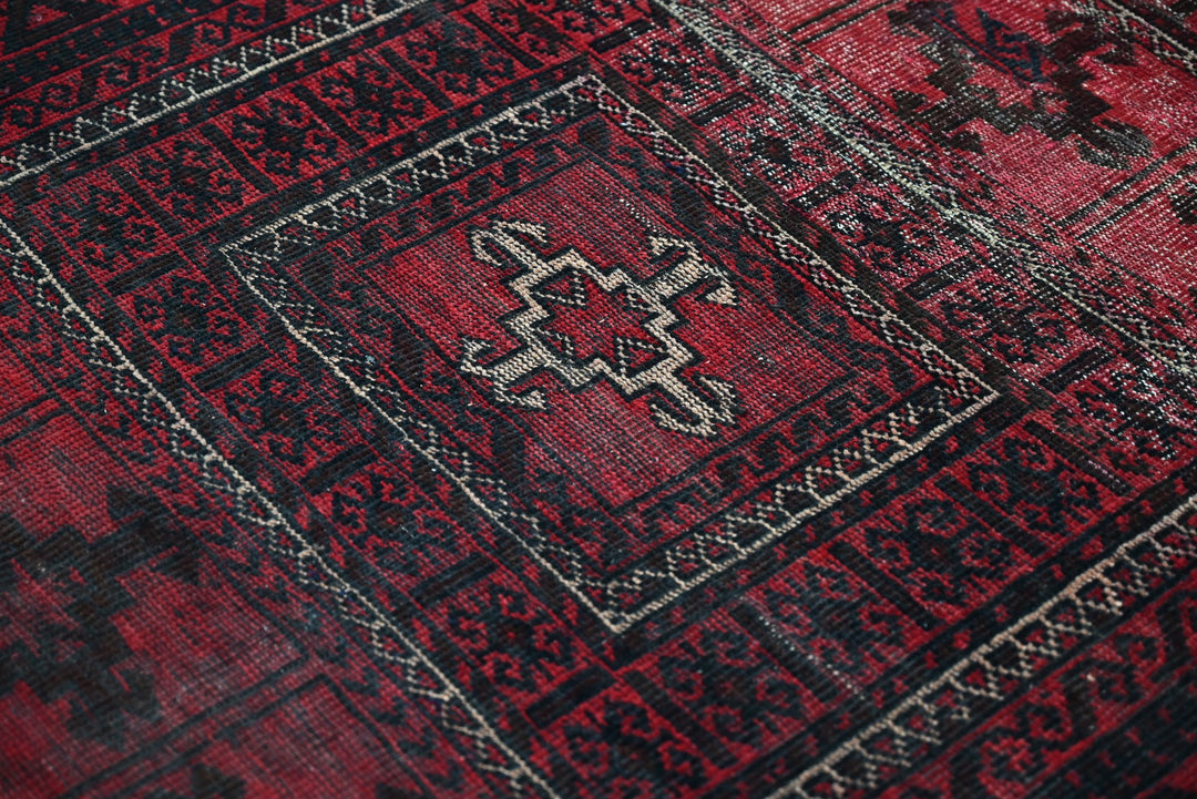 red Medium rug 3' 5" x 7' 0"