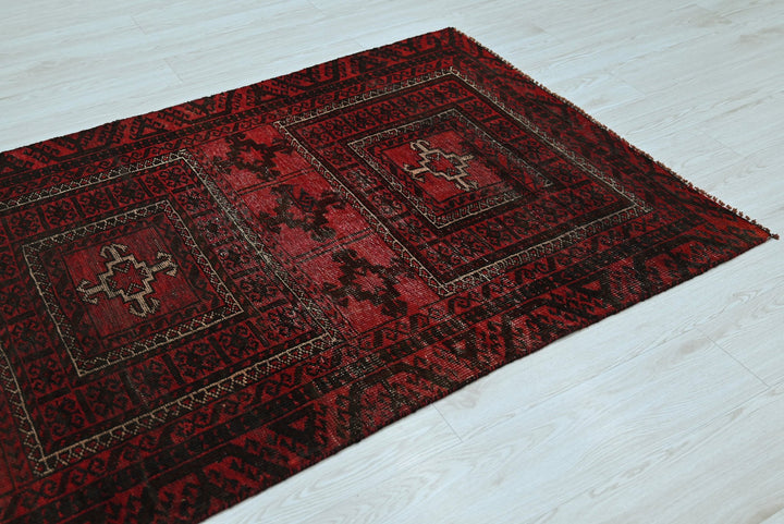 red Medium rug 3' 5" x 7' 0"