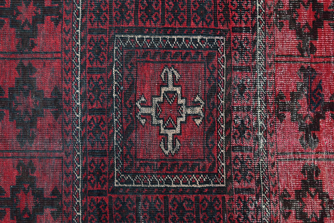 red Medium rug 3' 5" x 7' 0"