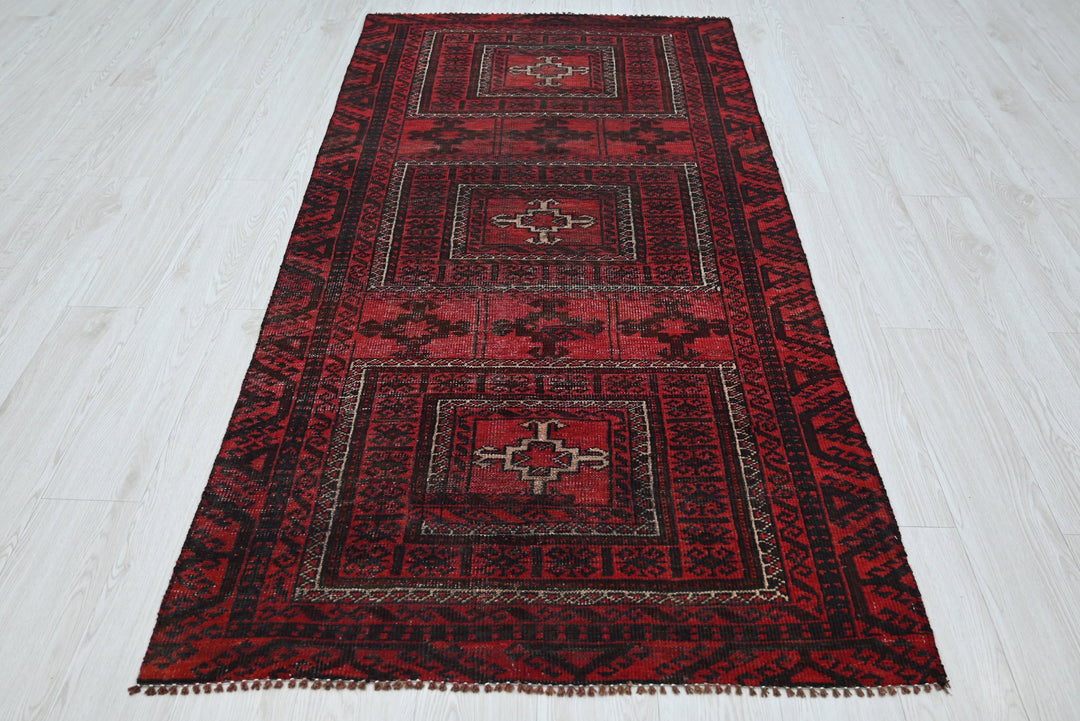 red Medium rug 3' 5" x 7' 0"