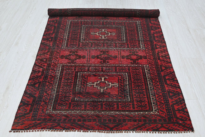 red Medium rug 3' 5" x 7' 0"