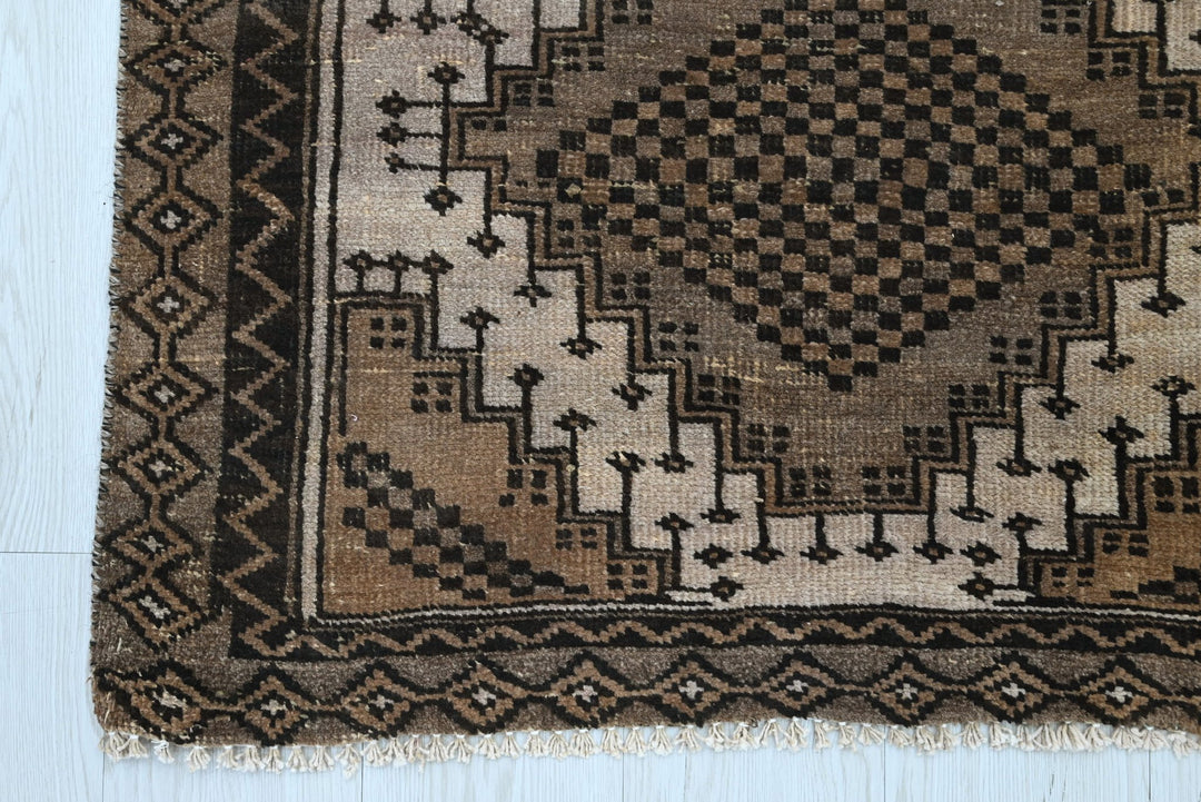 brown Medium rug 2' 9" x 7' 1"