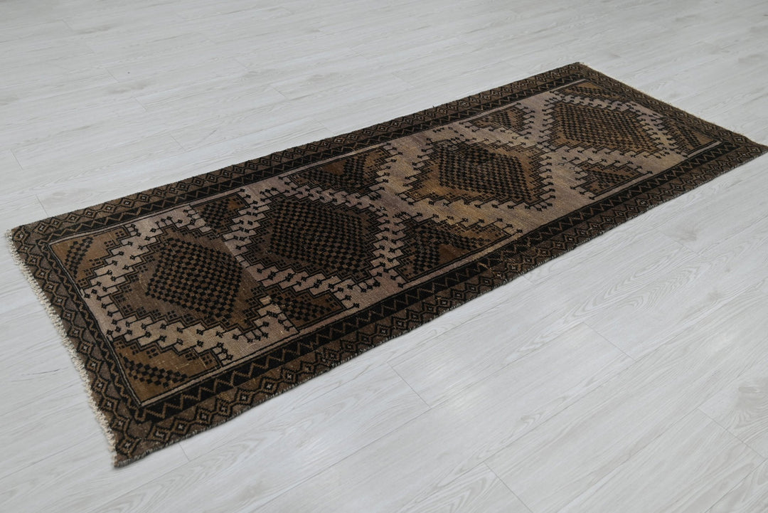 brown Medium rug 2' 9" x 7' 1"