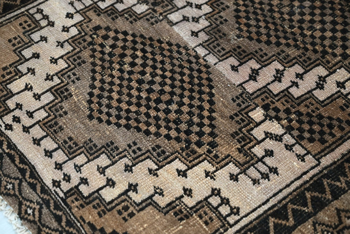 brown Medium rug 2' 9" x 7' 1"