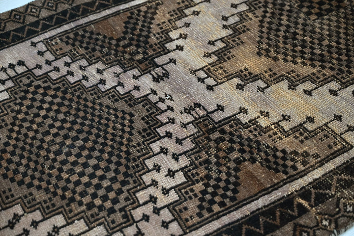 brown Medium rug 2' 9" x 7' 1"