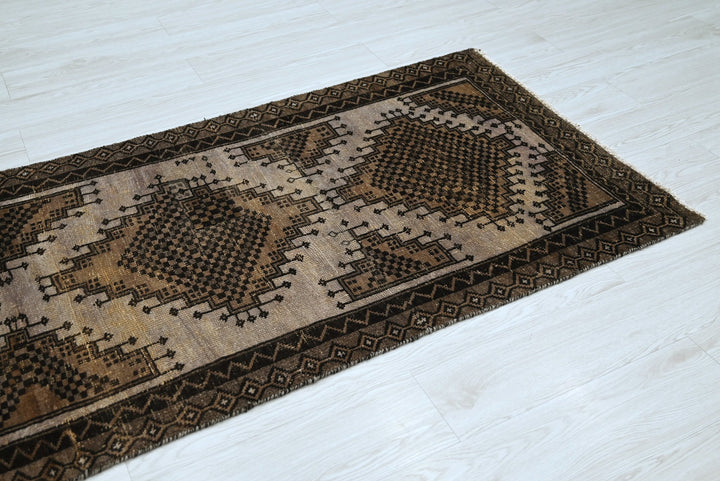 brown Medium rug 2' 9" x 7' 1"