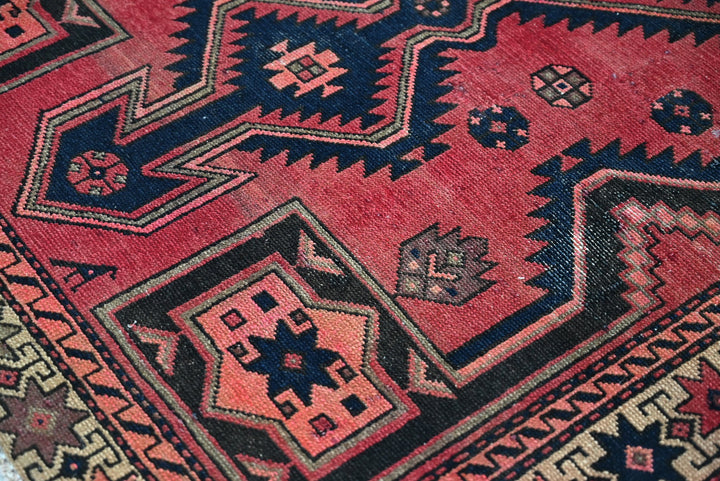 red Accent rug 3' 9" x 6' 3"
