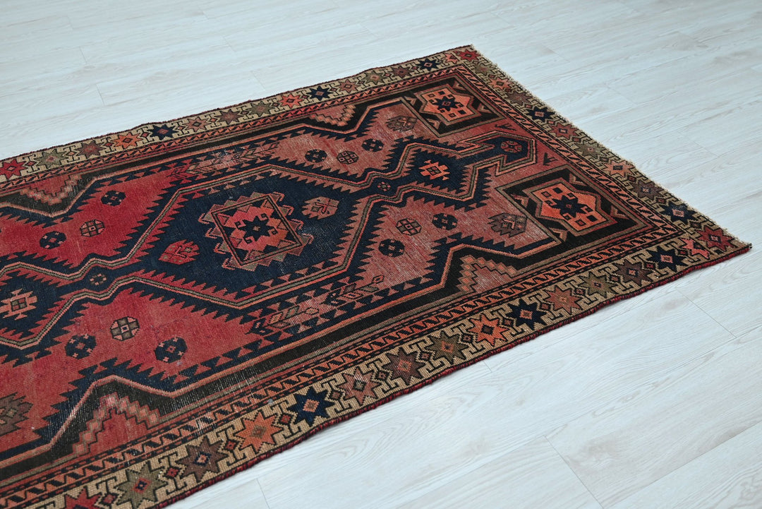 red Accent rug 3' 9" x 6' 3"