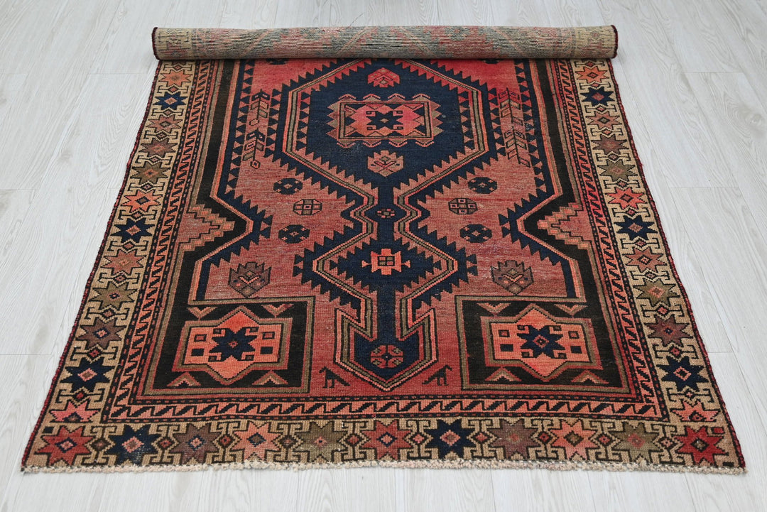 red Accent rug 3' 9" x 6' 3"