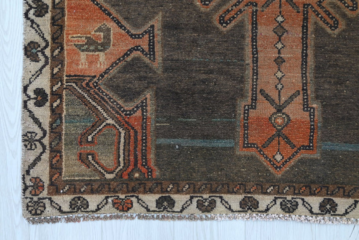 brown Accent rug 3' 7" x 5' 9"