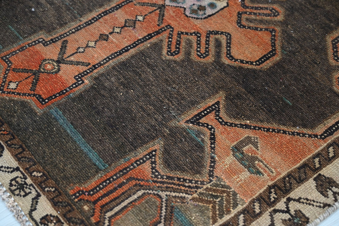 brown Accent rug 3' 7" x 5' 9"