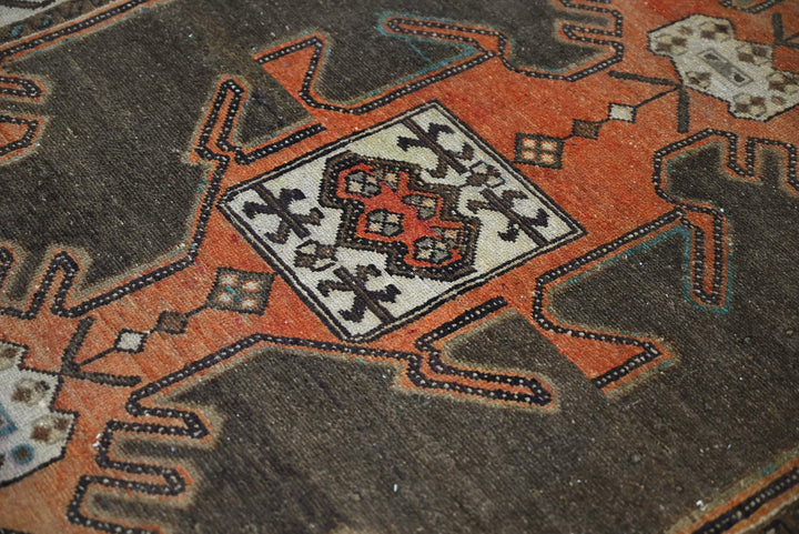 brown Accent rug 3' 7" x 5' 9"