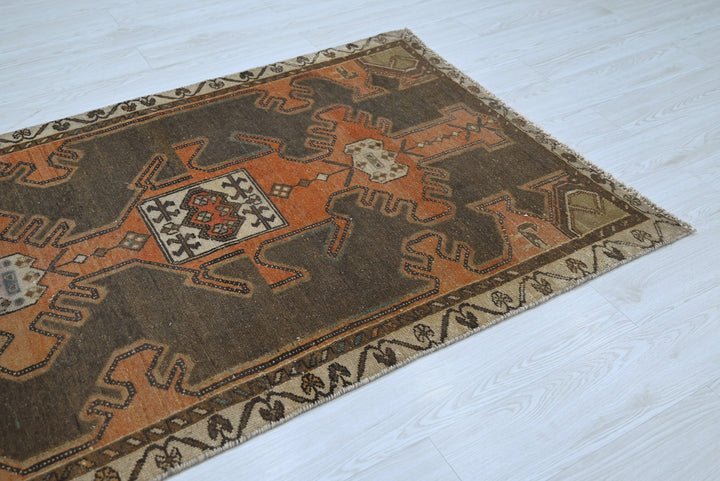 brown Accent rug 3' 7" x 5' 9"