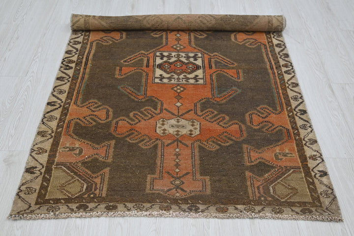 brown Accent rug 3' 7" x 5' 9"
