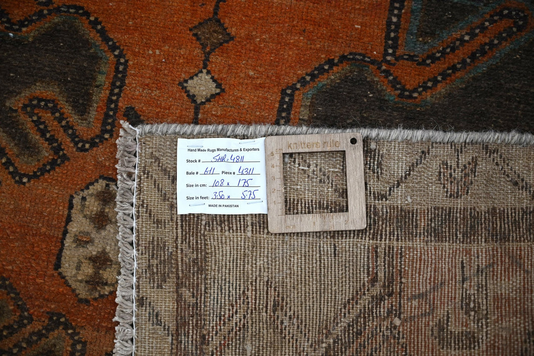 brown Accent rug 3' 7" x 5' 9"