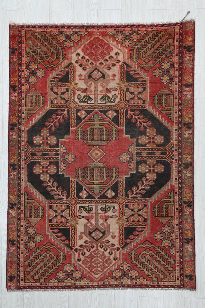red Accent rug 3' 11" x 5' 6"