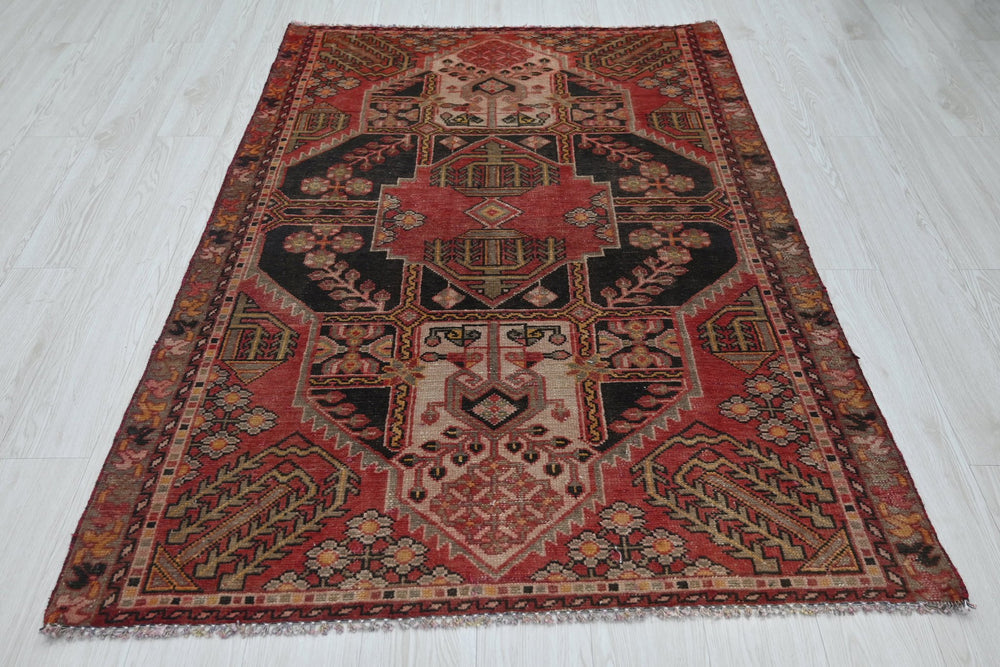 red Accent rug 3' 11" x 5' 6"