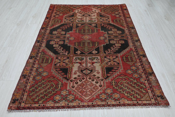 red Accent rug 3' 11" x 5' 6"