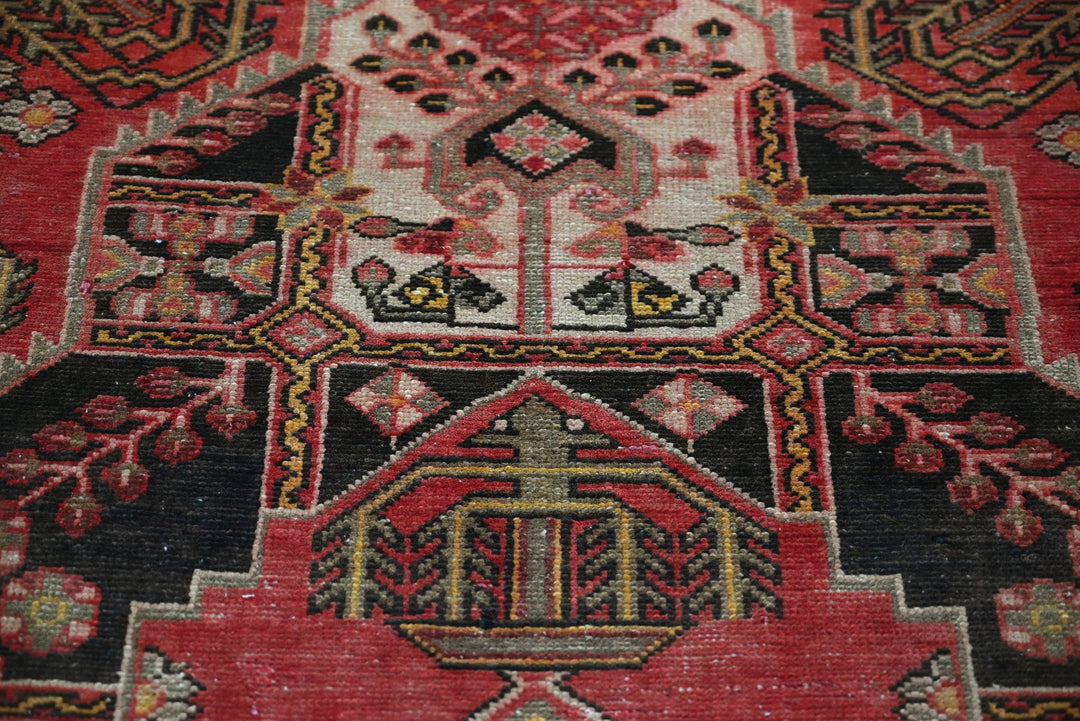 red Accent rug 3' 11" x 5' 6"